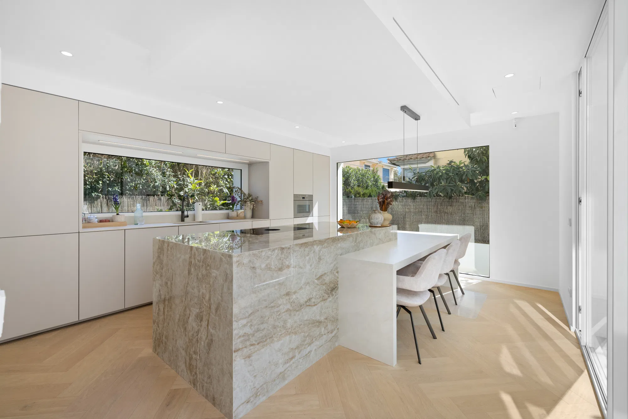 Villa exclusive de style méditerranéen entièrement rénovée avec piscine et grands espaces de vie-6