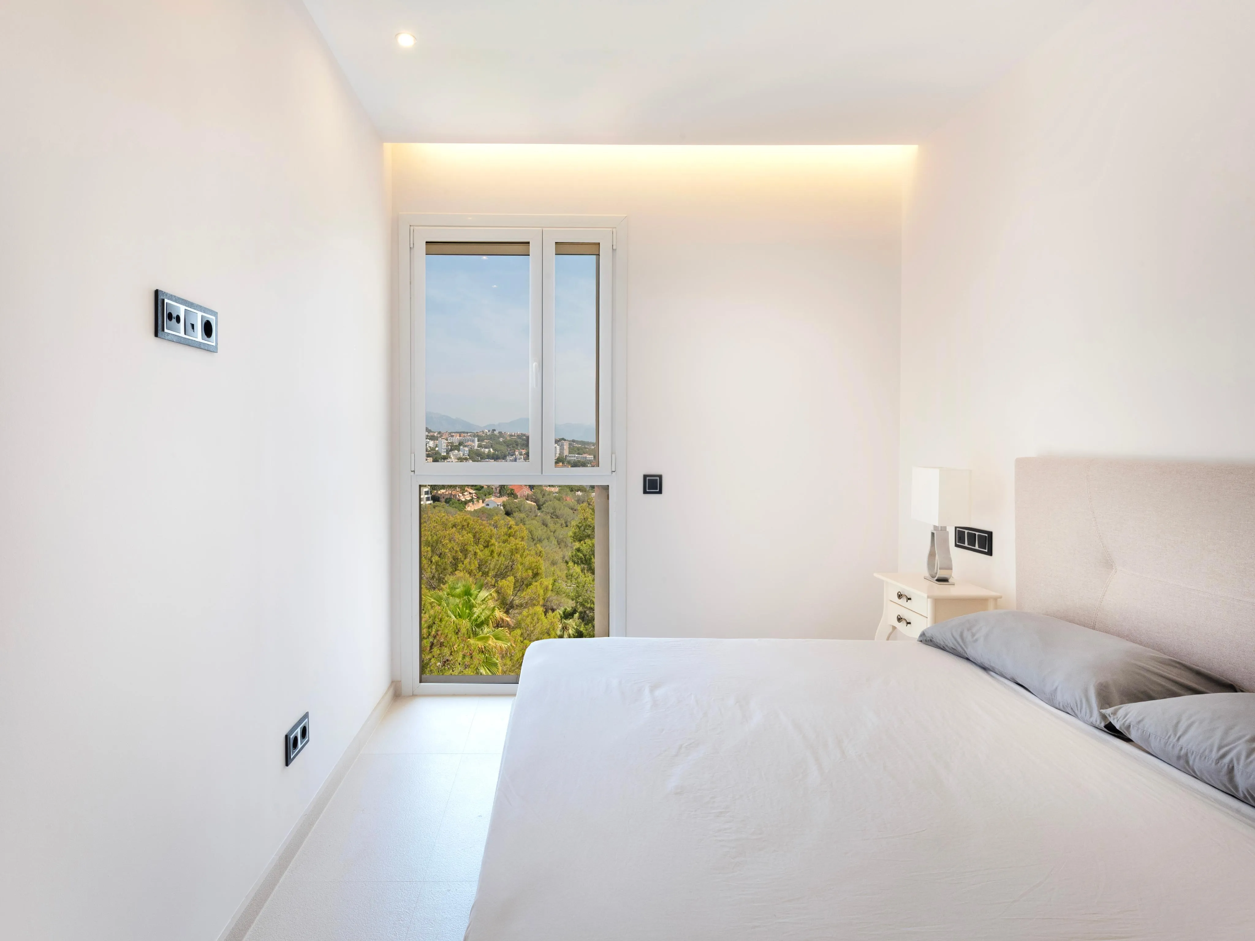 Renovated penthouse with spectacular sea views and perfect orientation-13