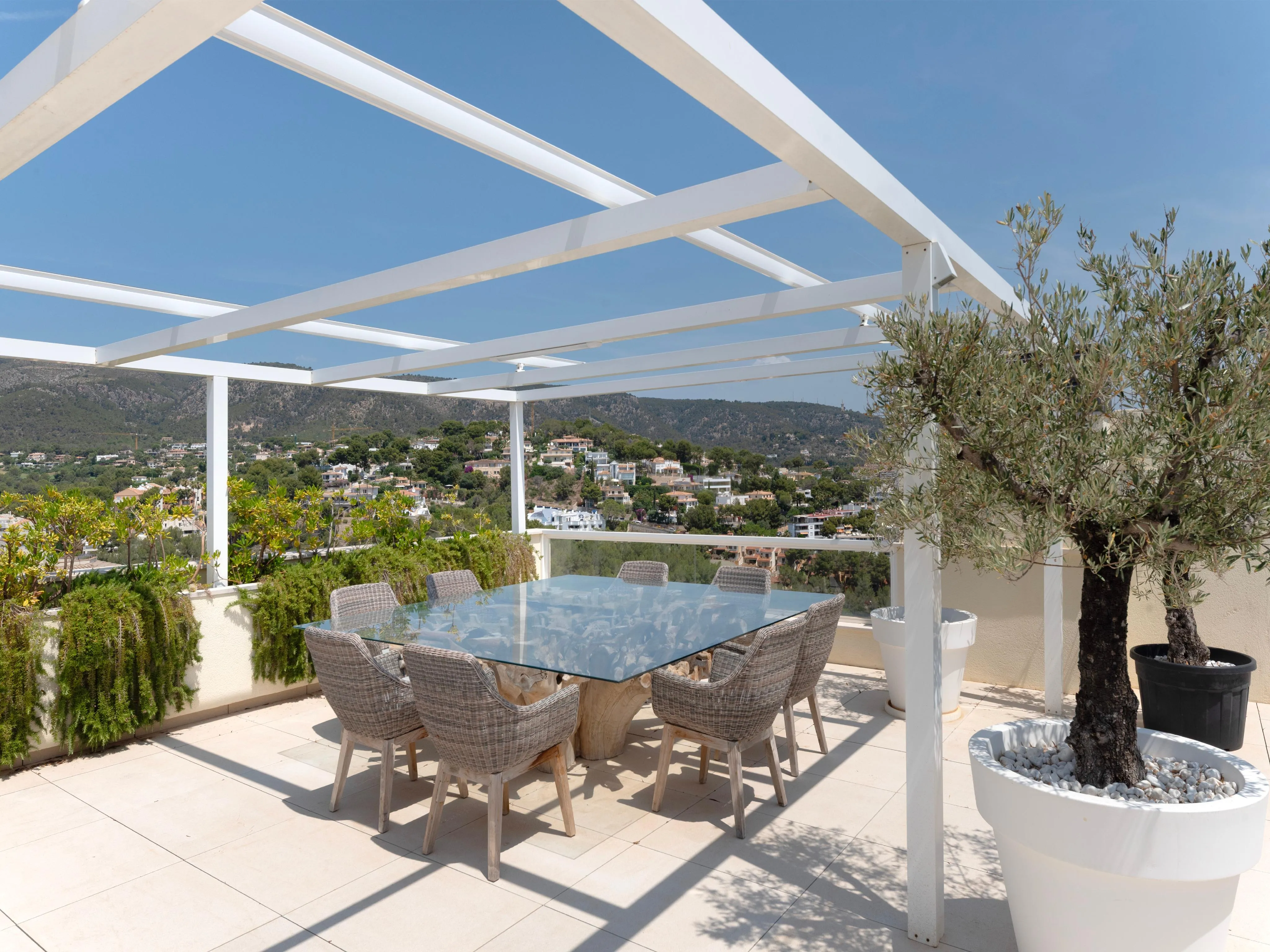 Renovated penthouse with spectacular sea views and perfect orientation-1