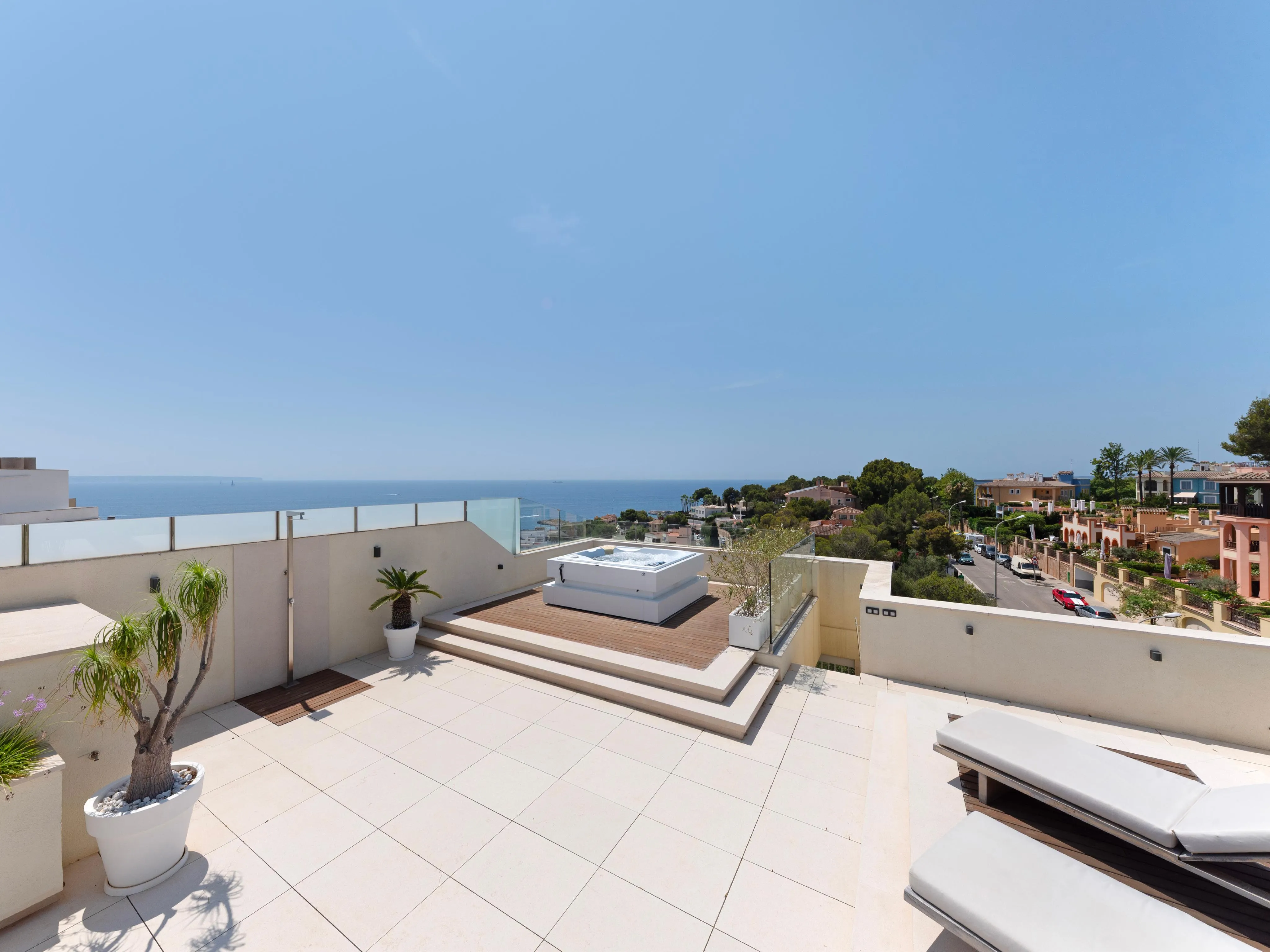 Renovated penthouse with spectacular sea views and perfect orientation-16