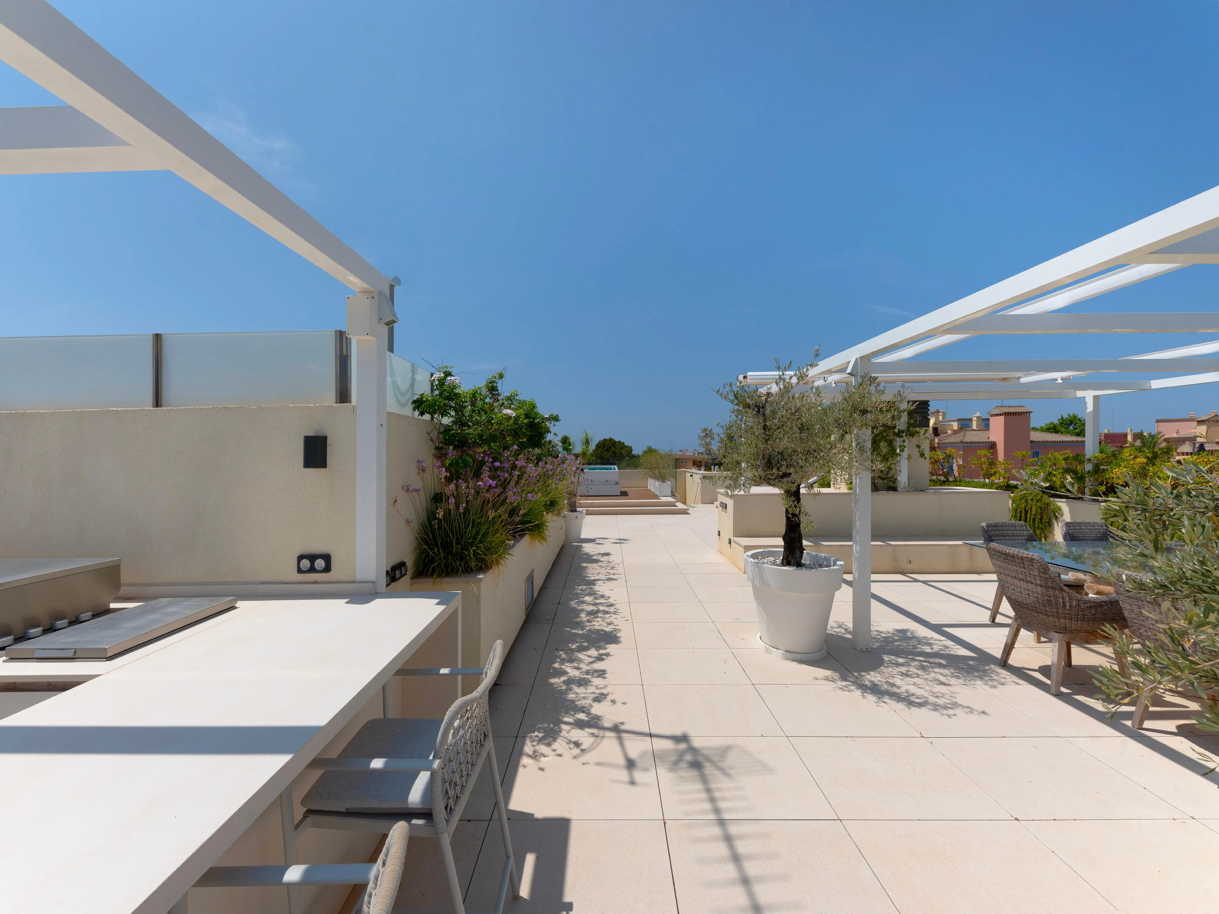 Renovated penthouse with spectacular sea views and perfect orientation-3