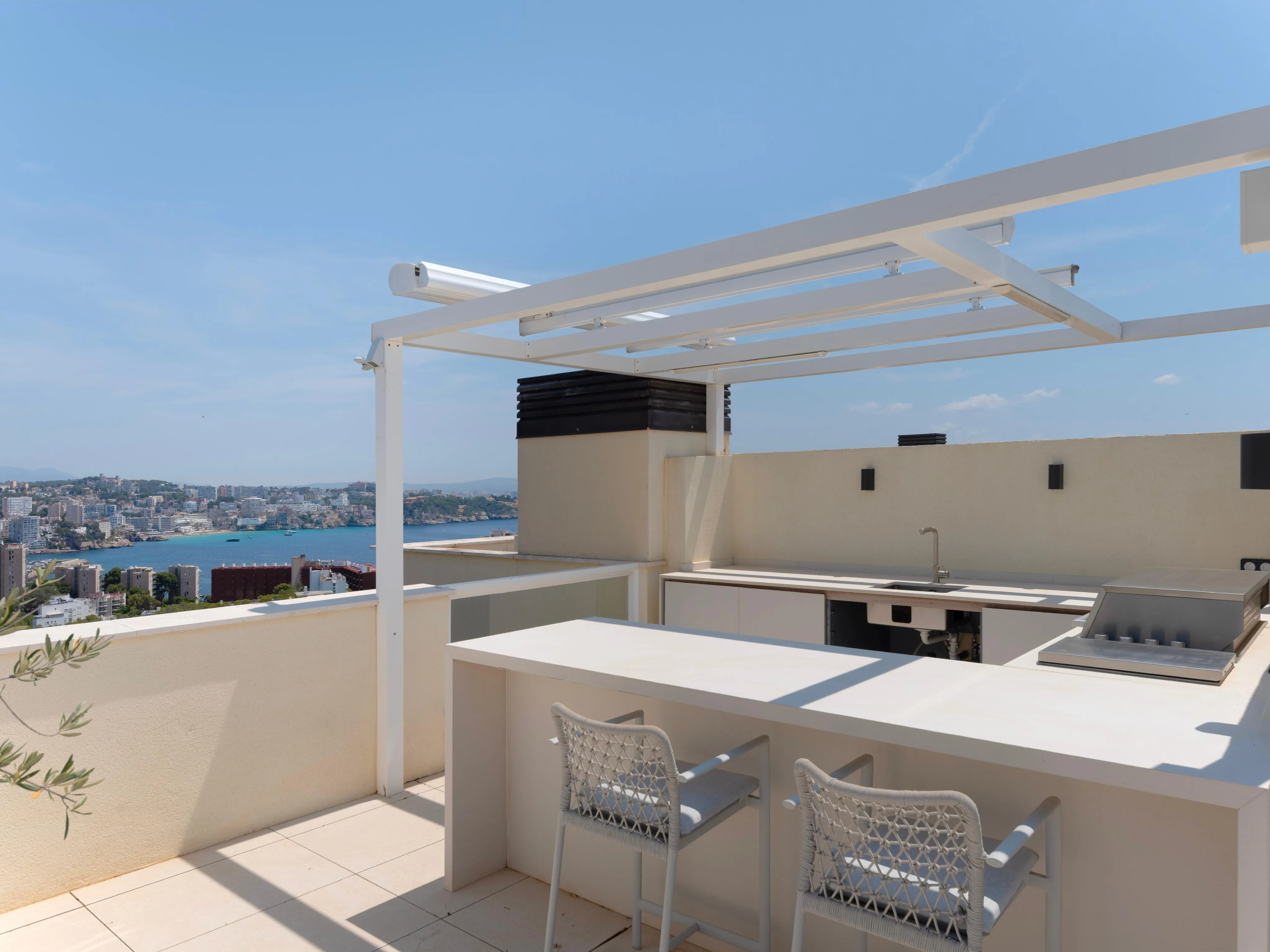 Renovated penthouse with spectacular sea views and perfect orientation-2