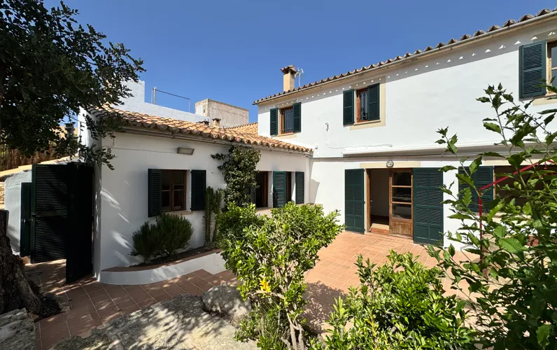 Таунхаус в Санта-Марии с гаражом и большим садом на южной стороне