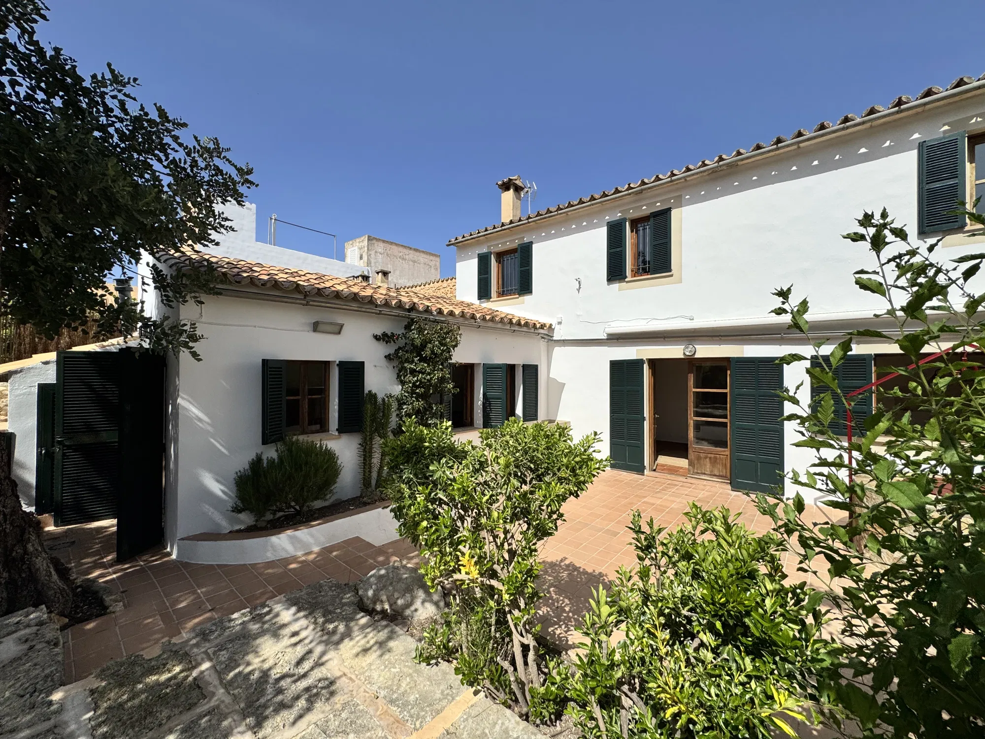 Townhouse in Santa Maria with garage and large south-facing Garden-1