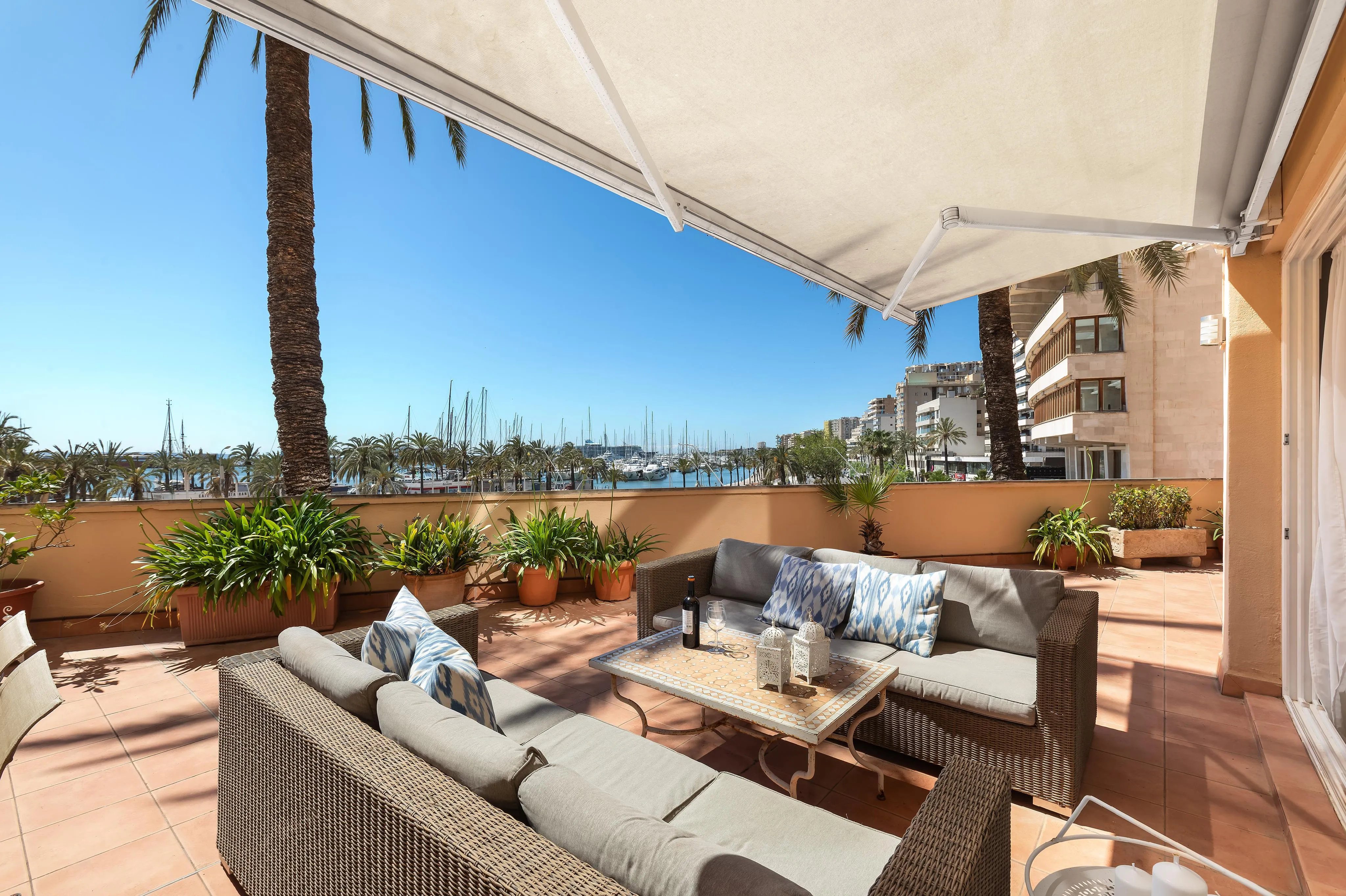 Fredfyldt Palma Marina-lejlighed med ekspansiv havneudsigt og luksuriøs terrasse-4