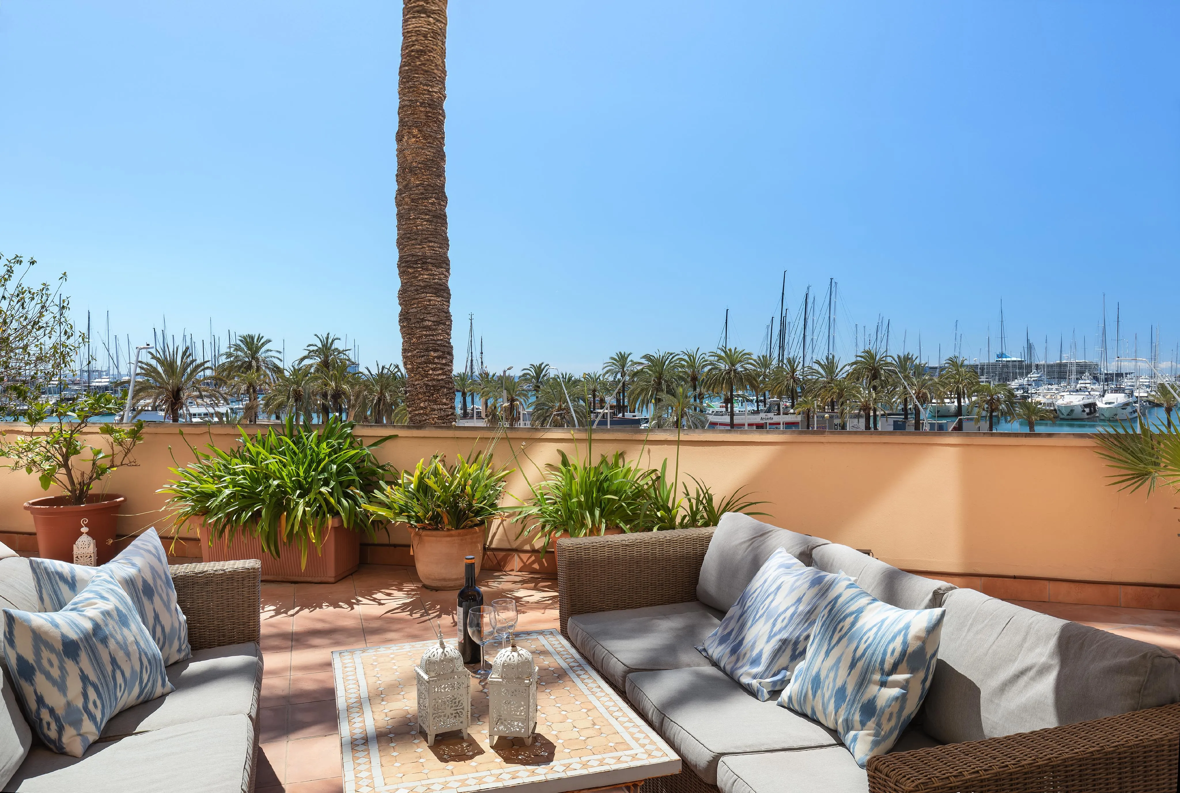 Fredfyldt Palma Marina-lejlighed med ekspansiv havneudsigt og luksuriøs terrasse-14