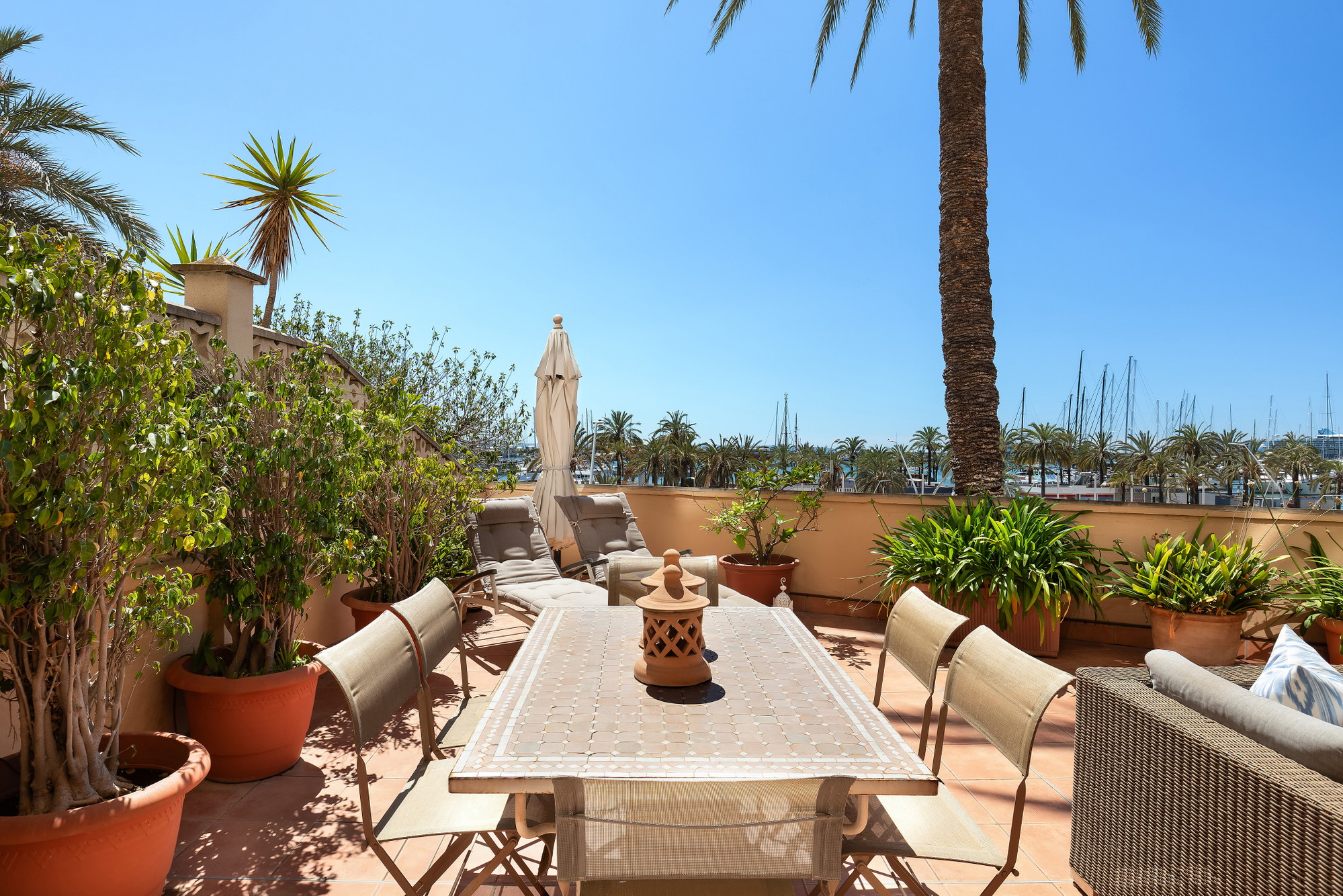 Fredfyldt Palma Marina-lejlighed med ekspansiv havneudsigt og luksuriøs terrasse