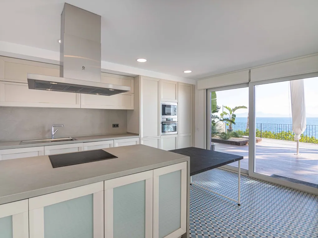 Prachtige luxe villa met directe toegang tot de zee in Alcanada-23