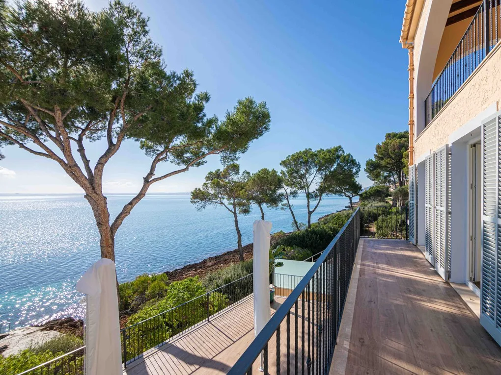 Enastående lyxvilla med direkt tillgång till havet i Alcanada-12