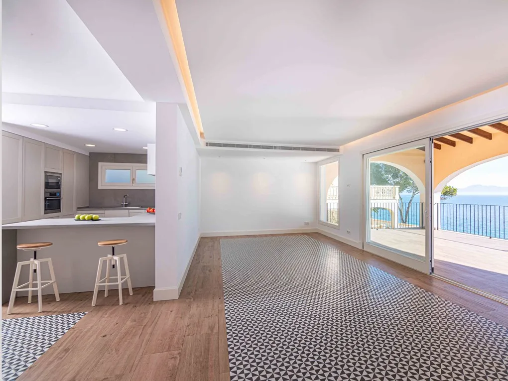 Prachtige luxe villa met directe toegang tot de zee in Alcanada-11