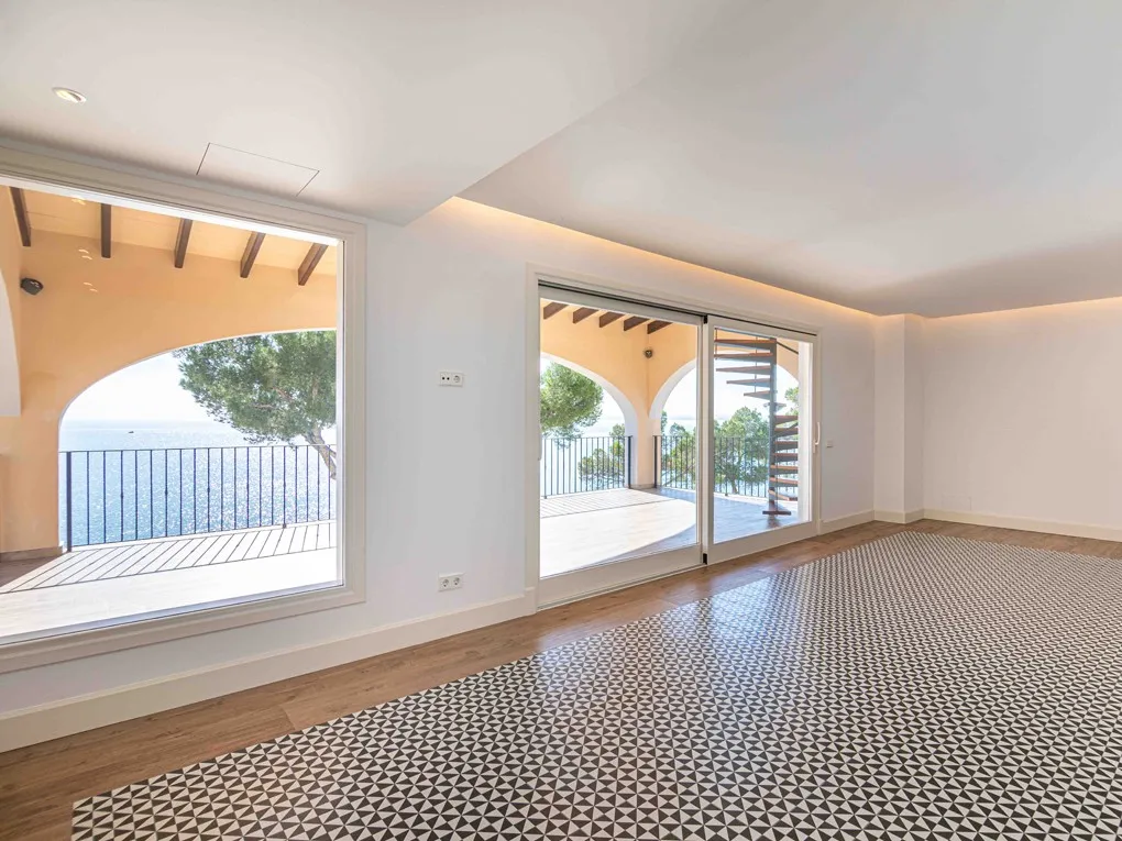 Enastående lyxvilla med direkt tillgång till havet i Alcanada-10