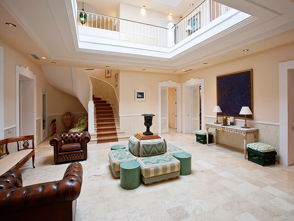 Imponerende villa i privat have-2