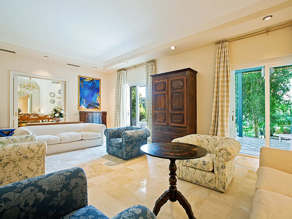 Imponerende villa i privat have-3