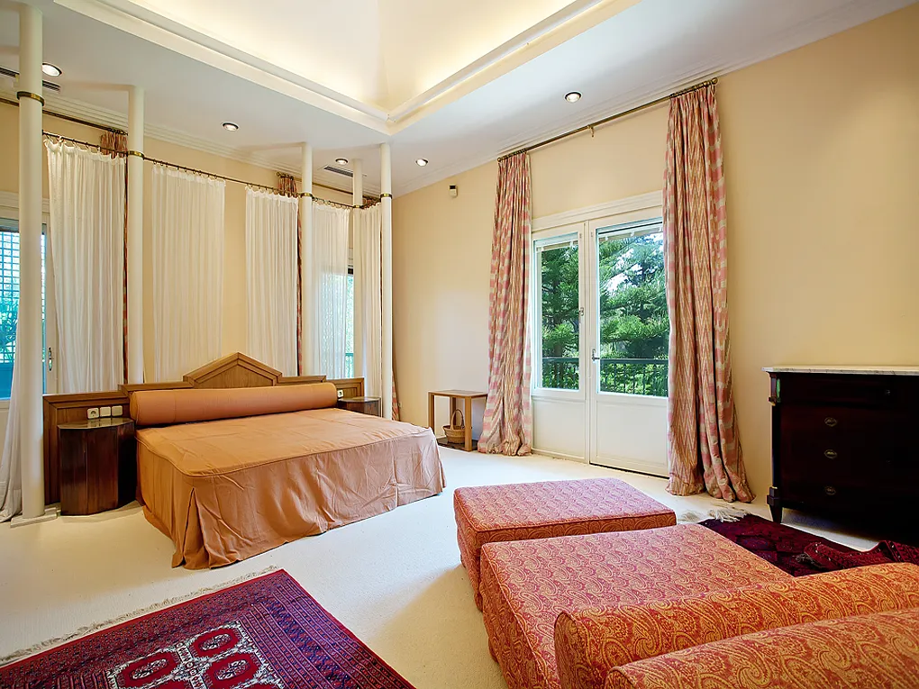 Imponerende villa i privat have-5