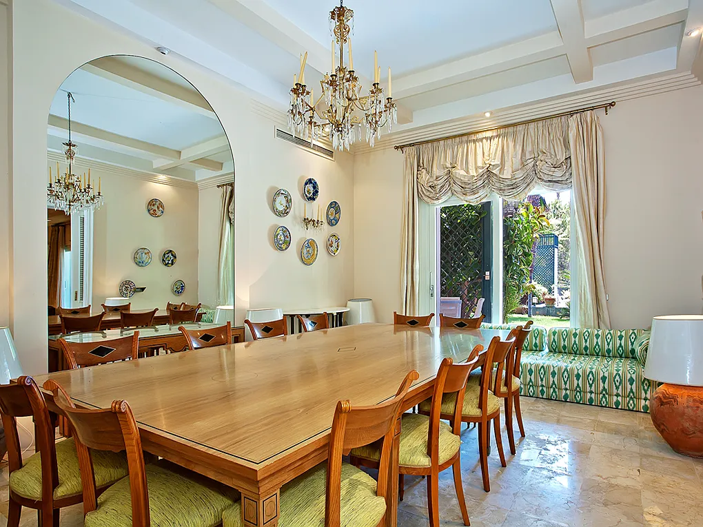 Imponerende villa i privat have-4