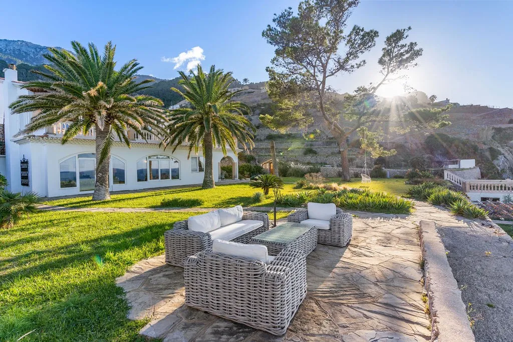 Majestic coastal retreat with direct sea access-1