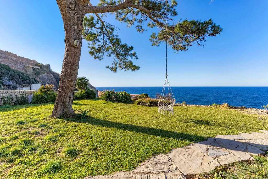 Majestic coastal retreat with direct sea access-2