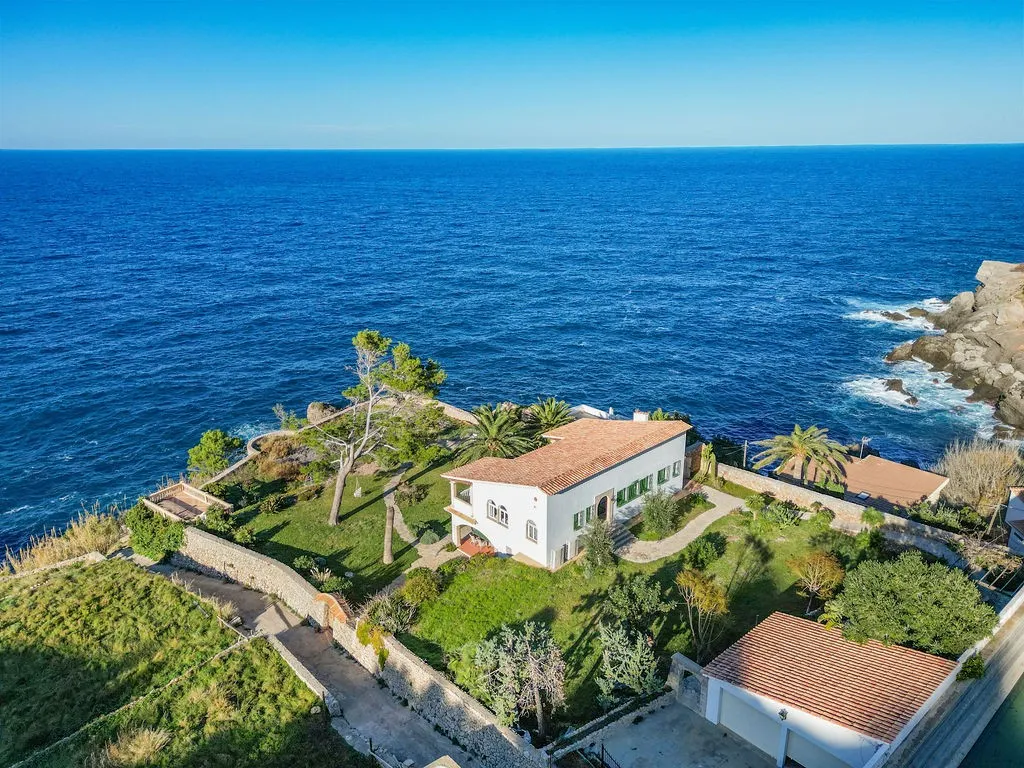 Majestic coastal retreat with direct sea access-5