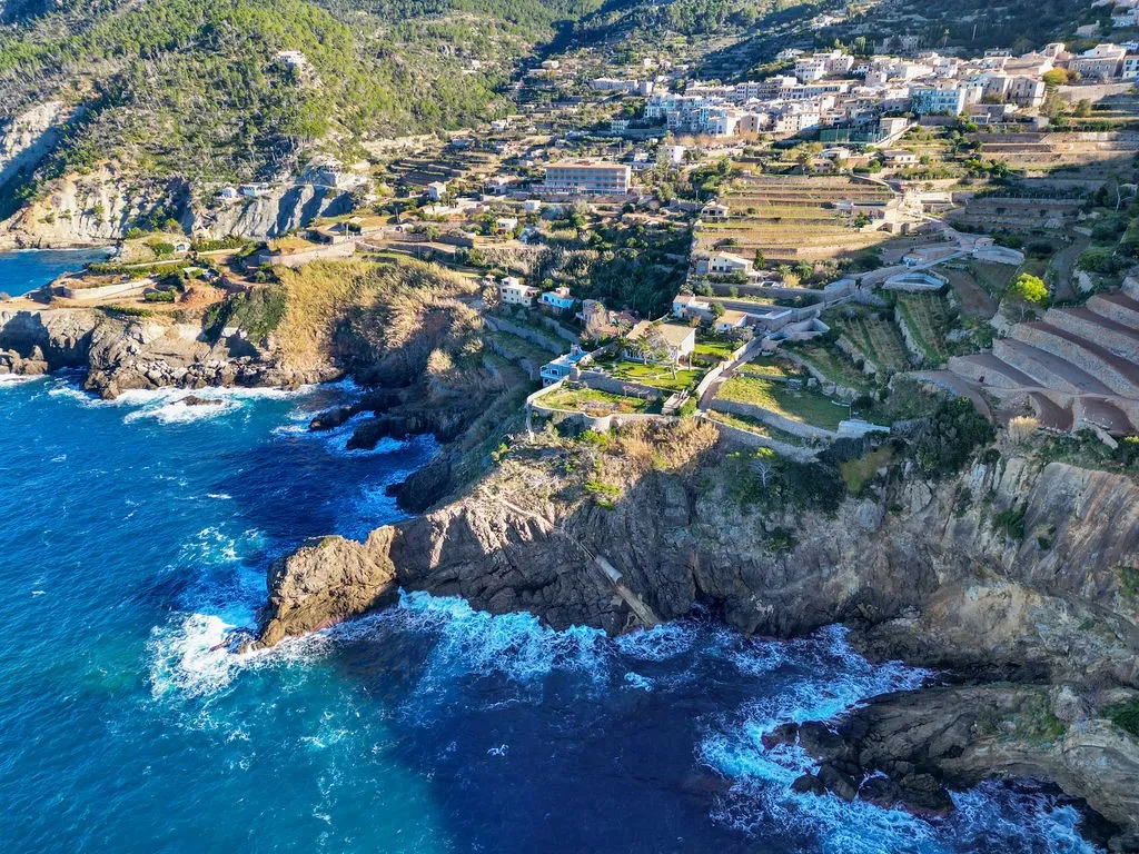 Majestic coastal retreat with direct sea access-7