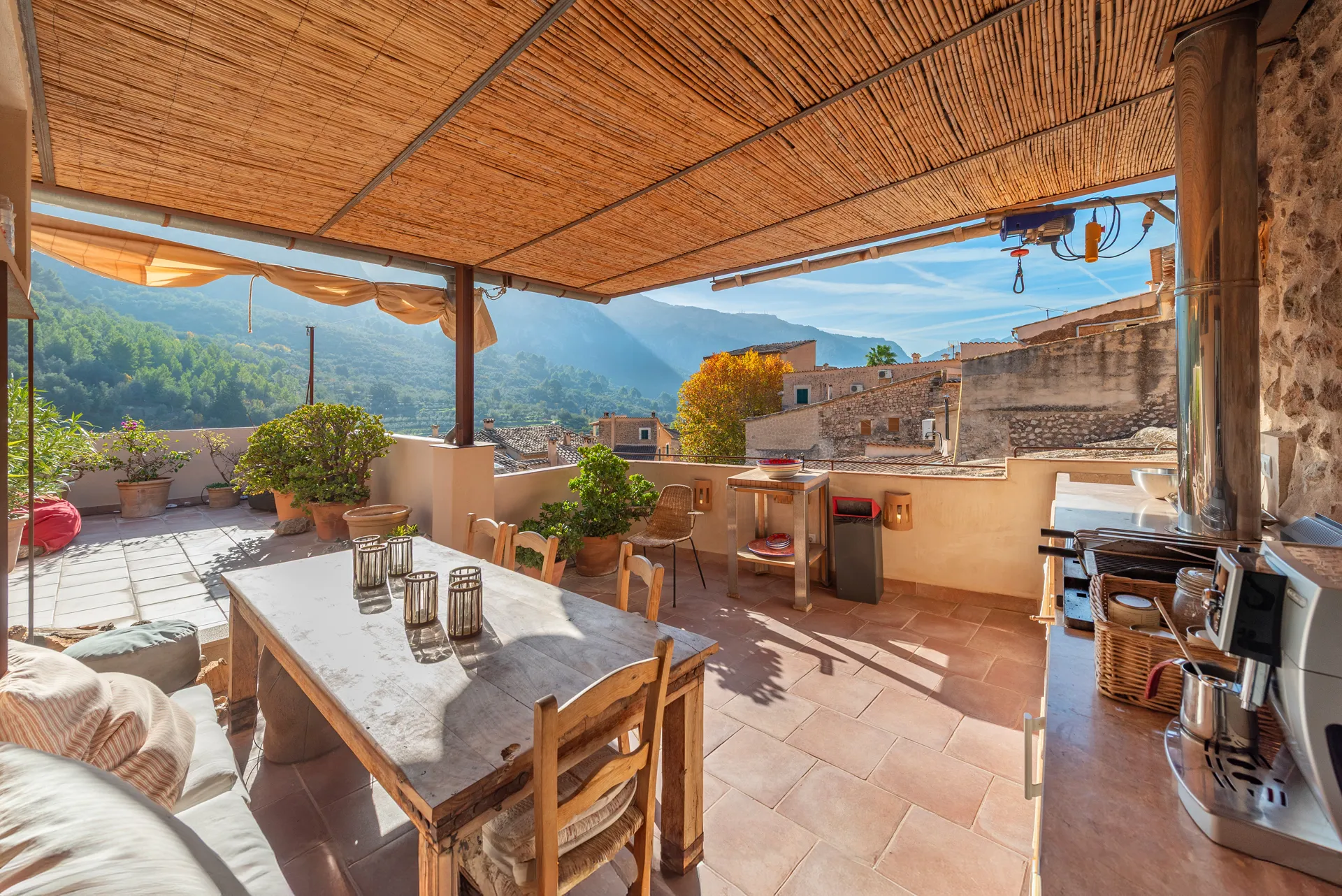 Una casa de pueblo atemporal en Fornalutx con vistas a la montaña, luz solar y encanto auténtico-21