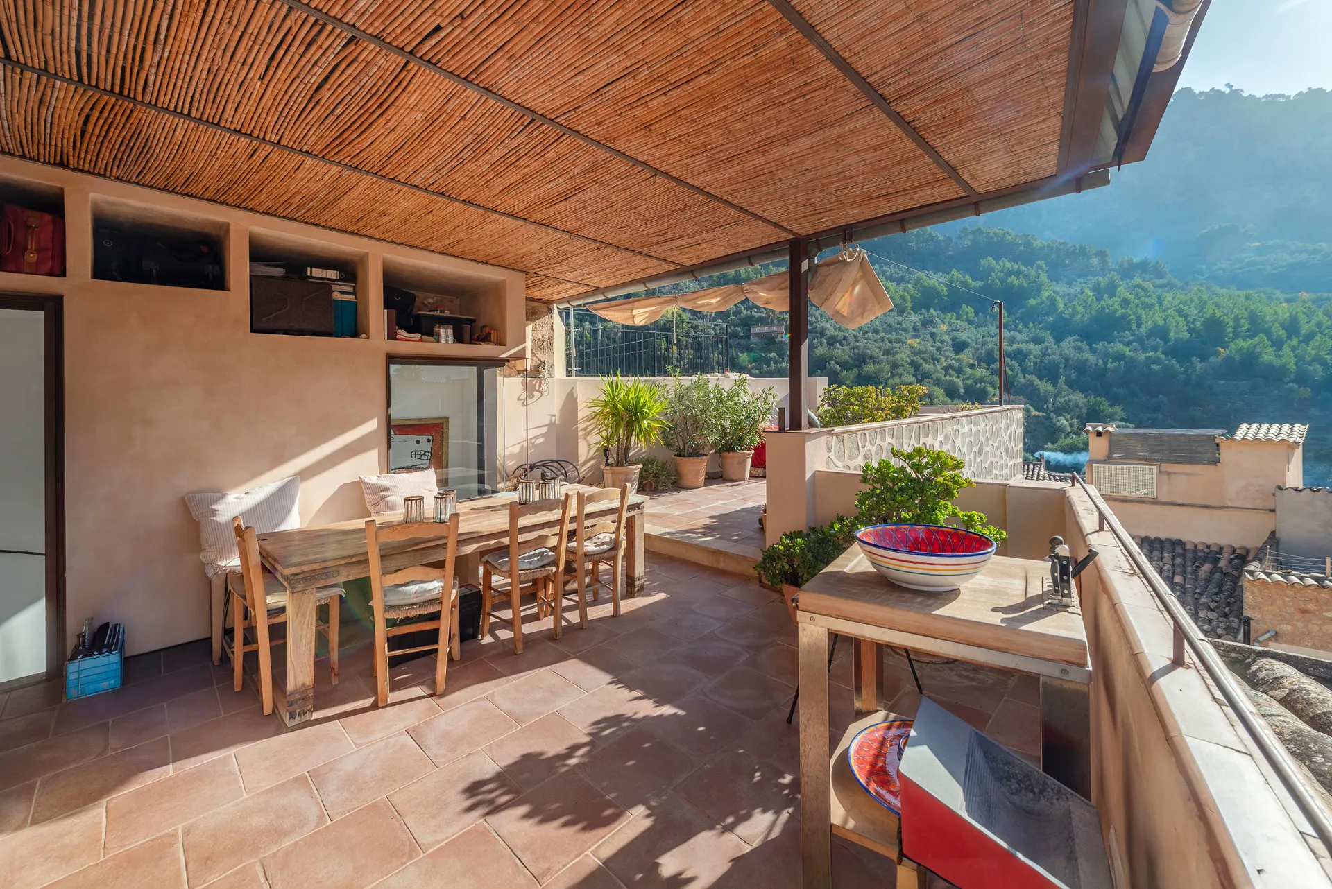 Una casa de pueblo atemporal en Fornalutx con vistas a la montaña, luz solar y encanto auténtico-23