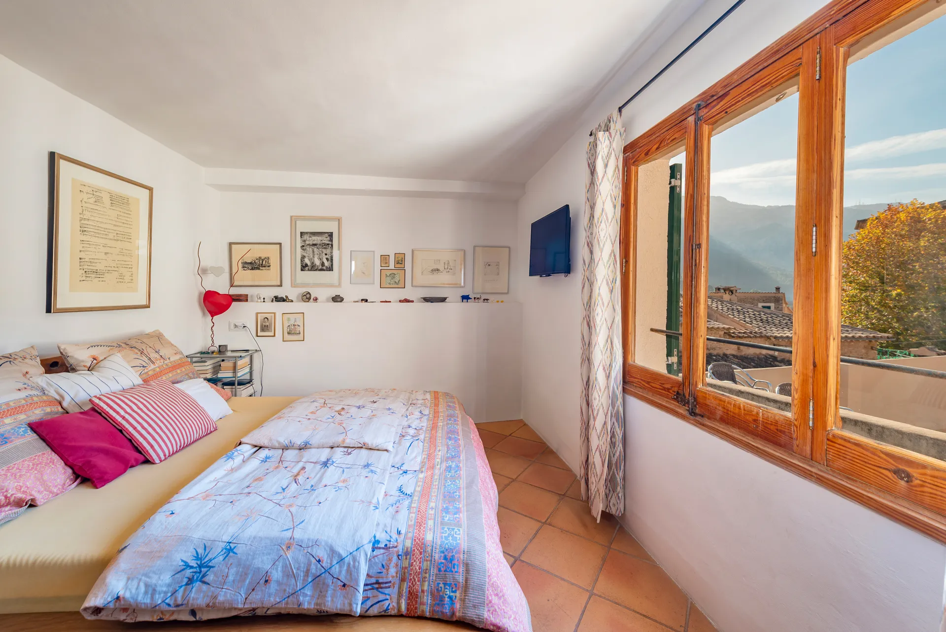 Una casa de pueblo atemporal en Fornalutx con vistas a la montaña, luz solar y encanto auténtico-14