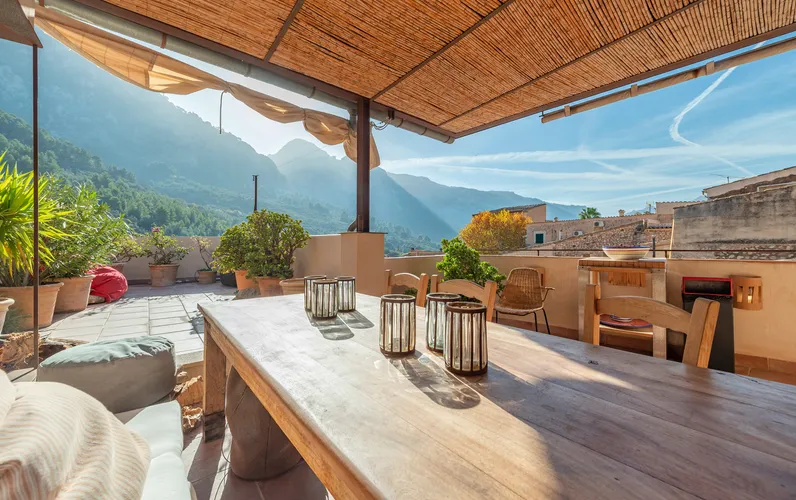 Une maison de ville intemporelle de Fornalutx - vue sur la montagne, lumière du soleil & charme authentique