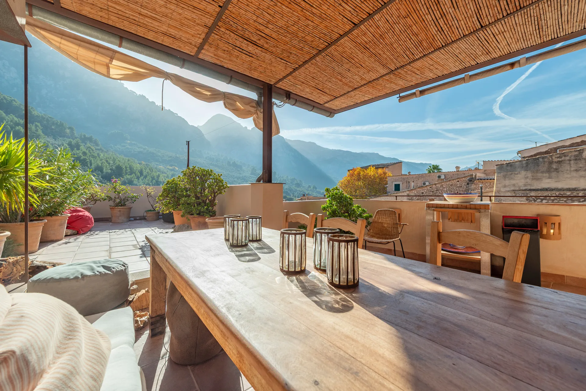 Una casa de pueblo atemporal en Fornalutx con vistas a la montaña, luz solar y encanto auténtico-1