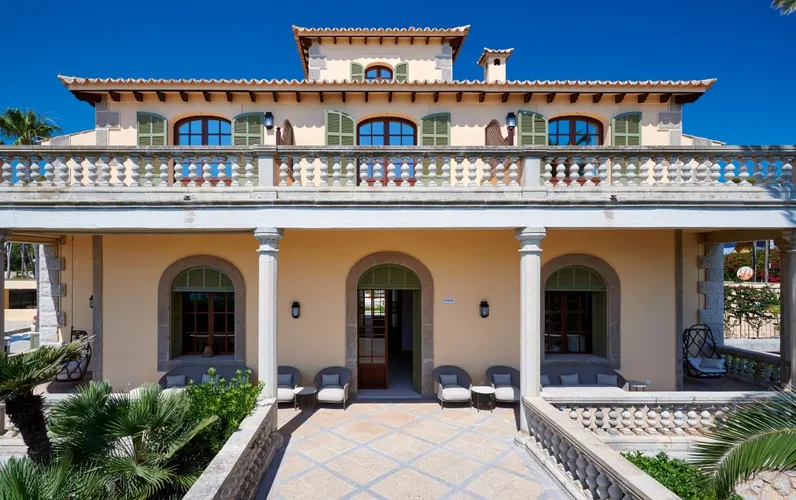 Rezydencja nad morzem - spotkania i życie między palmami a horyzontem