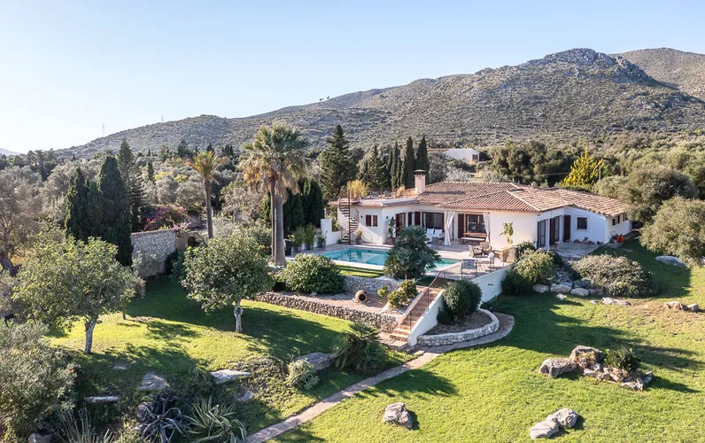 Modern country house with panoramic views