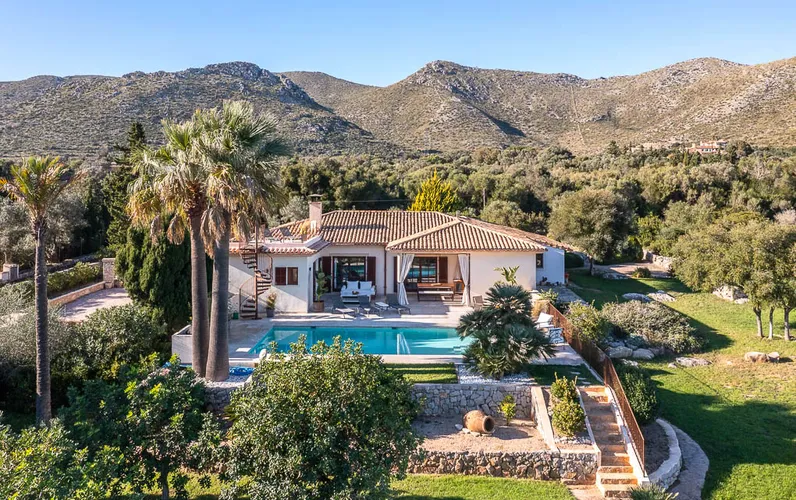 Modern country house with panoramic views