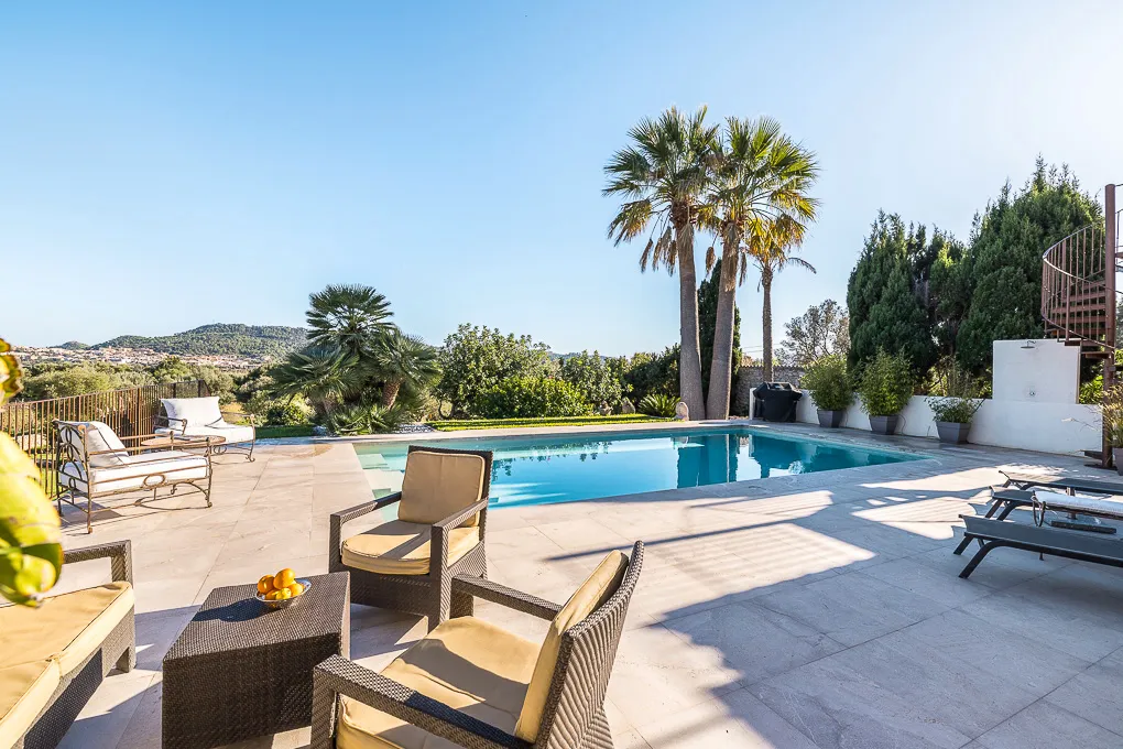 Finca moderna con vistas panorámicas-2