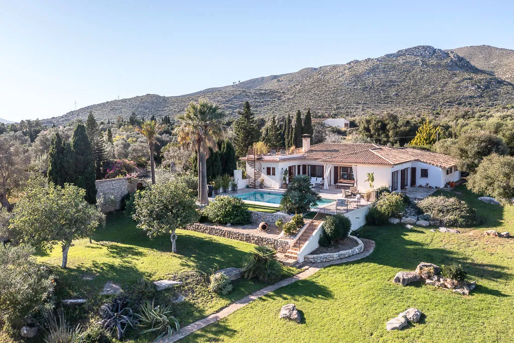 Finca moderna con vistas panorámicas-1