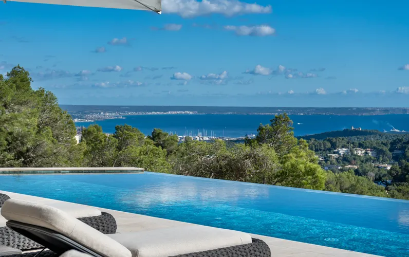 New build villa with spectacular sea views in Son Vida