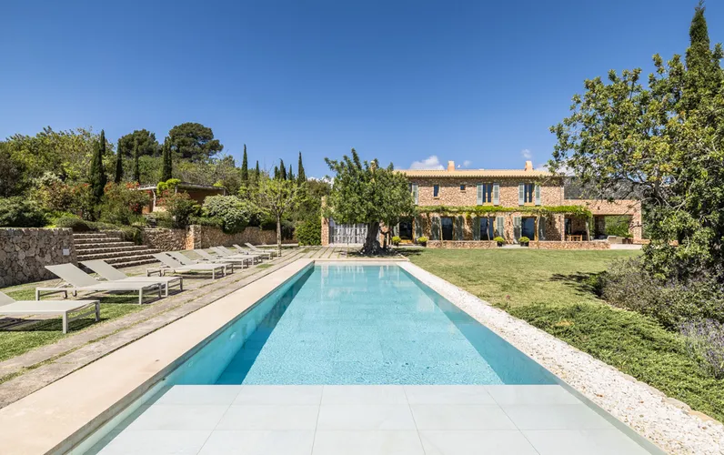 State of the art - natuurstenen finca met wijngaard