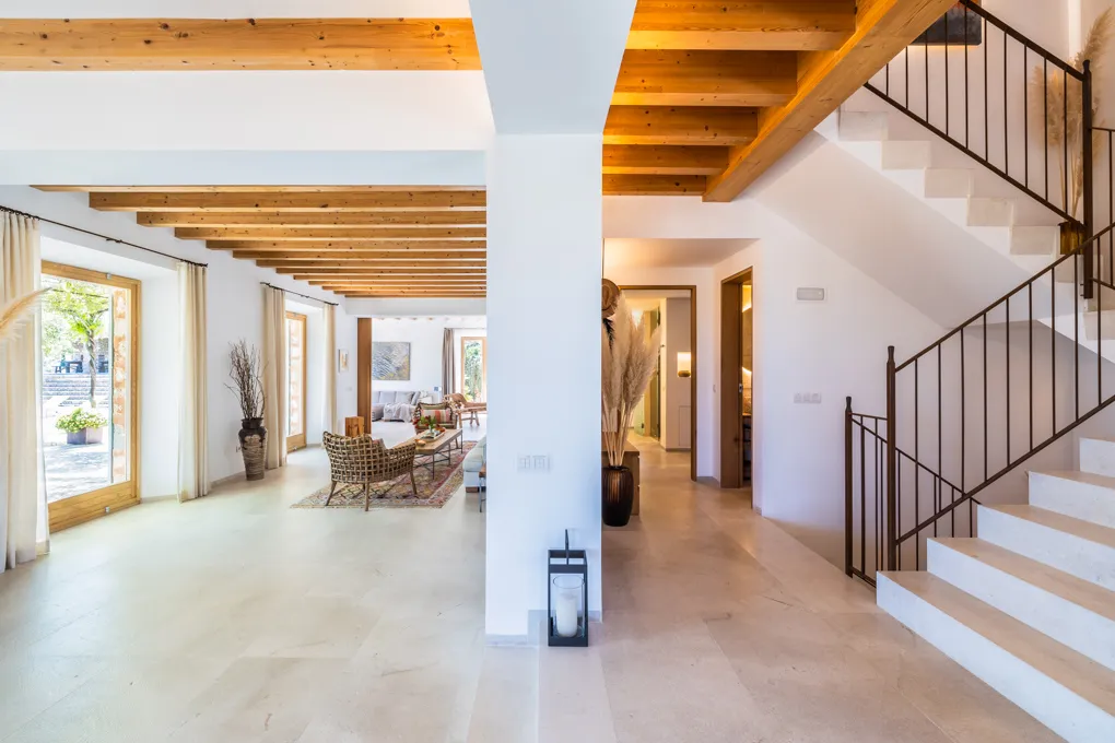 State of the art - Landhus i natursten med vinmark-4