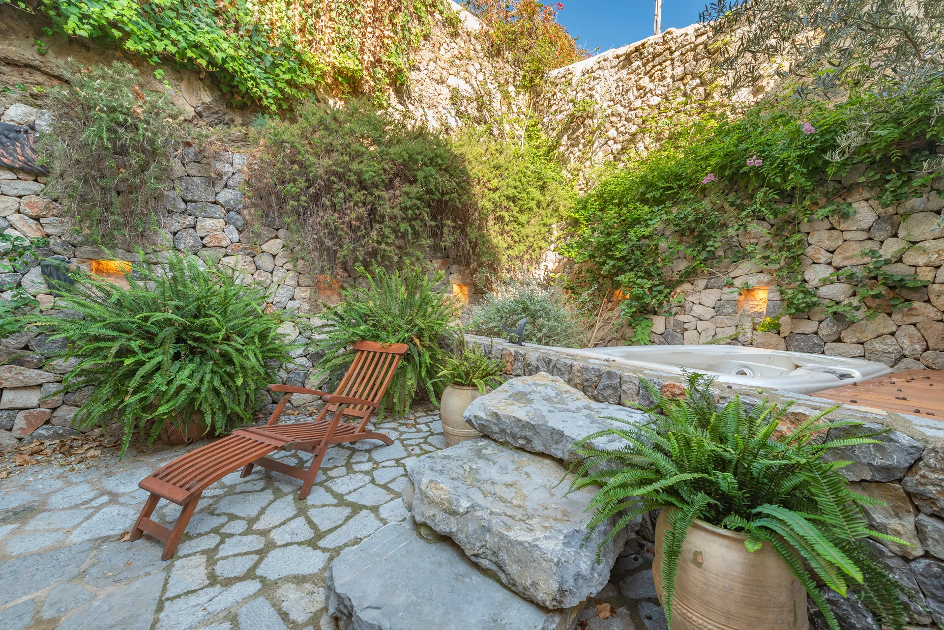 Casa Mestre, kun et hjerteslag fra livet i Deià, med investeringsappel-3