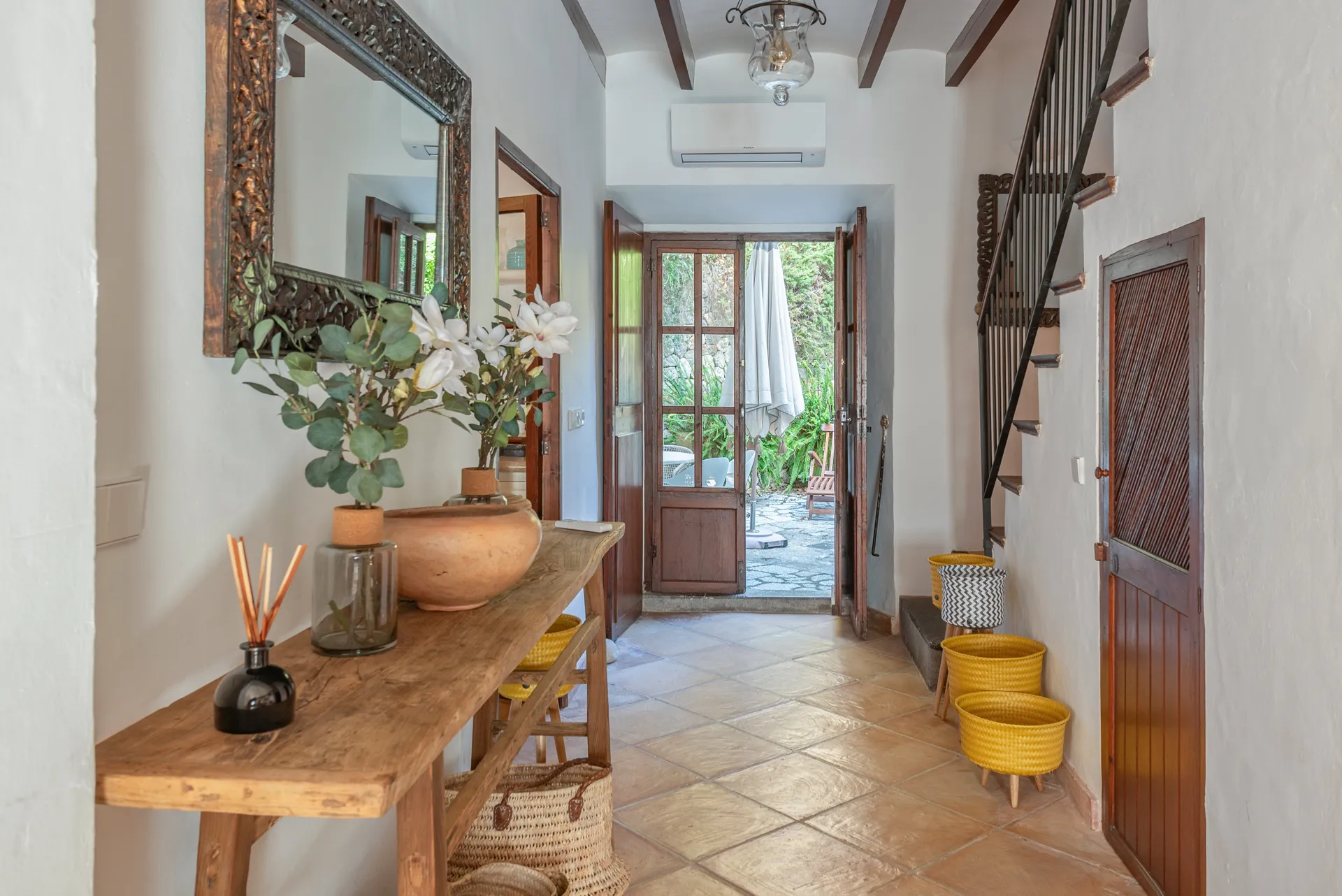 Casa Mestre, kun et hjerteslag fra livet i Deià, med investeringsappel-1