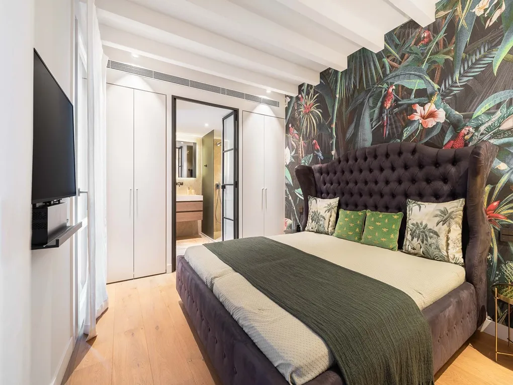 High-quality apartment with stylish flair, elevator and parking-11