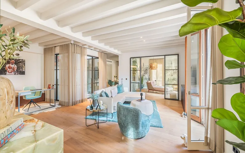 Hoogwaardige flat met elegante chic, lift en parkeerplaats