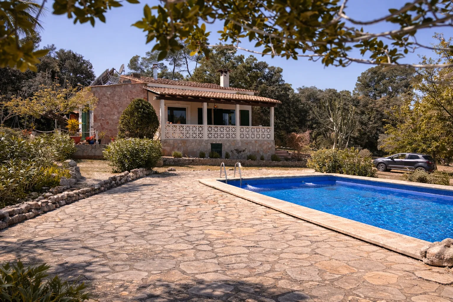 Finca med pool og storslået udsigt-1