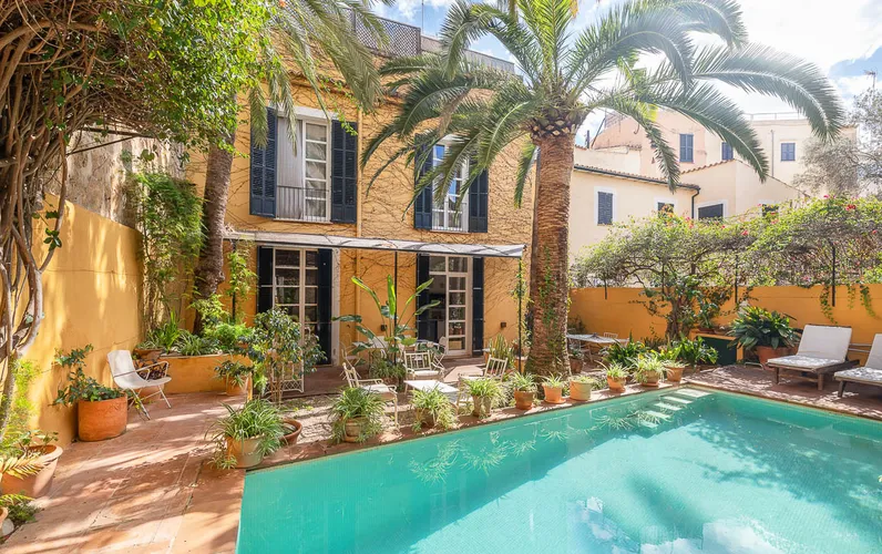 Joyau unique de la vieille ville avec jardin & piscine dans un endroit calme