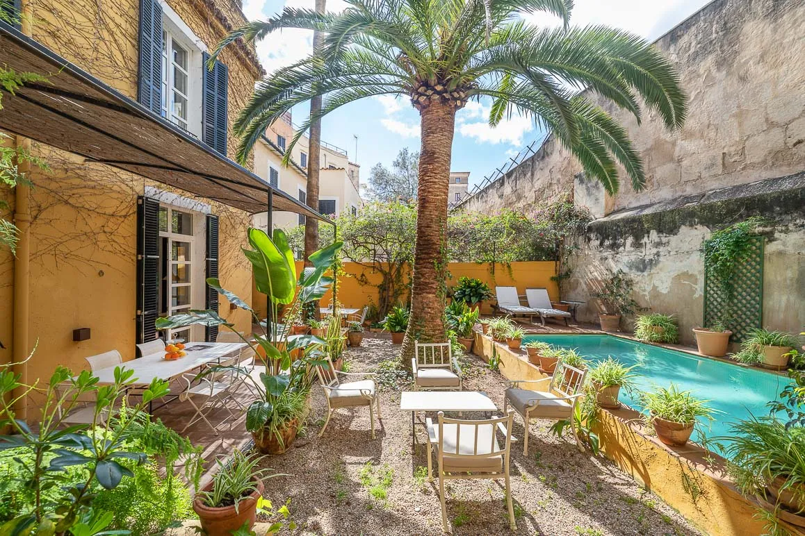 Unik juvel i den gamle bydel med have og pool i et roligt område-2