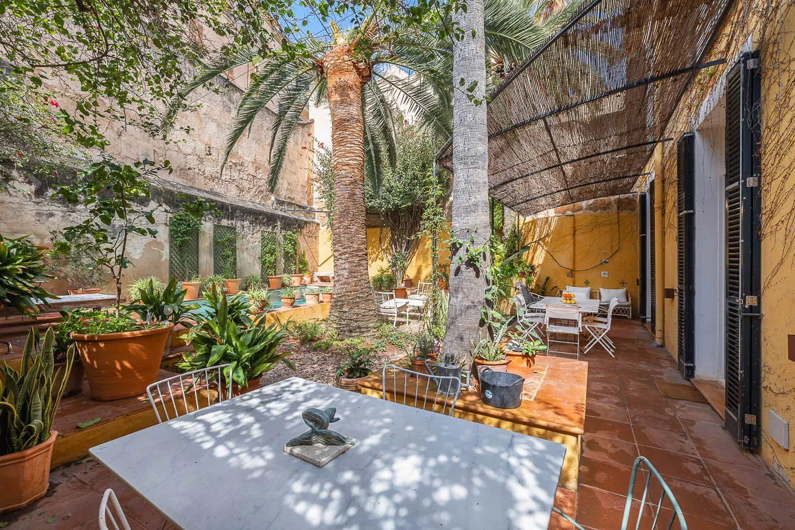 Unik juvel i den gamle bydel med have og pool i et roligt område-3