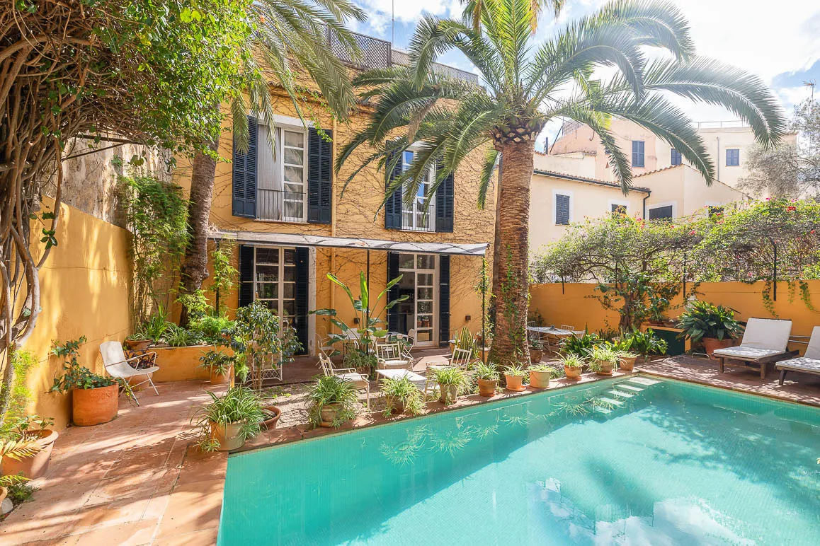 Unik juvel i den gamle bydel med have og pool i et roligt område-1