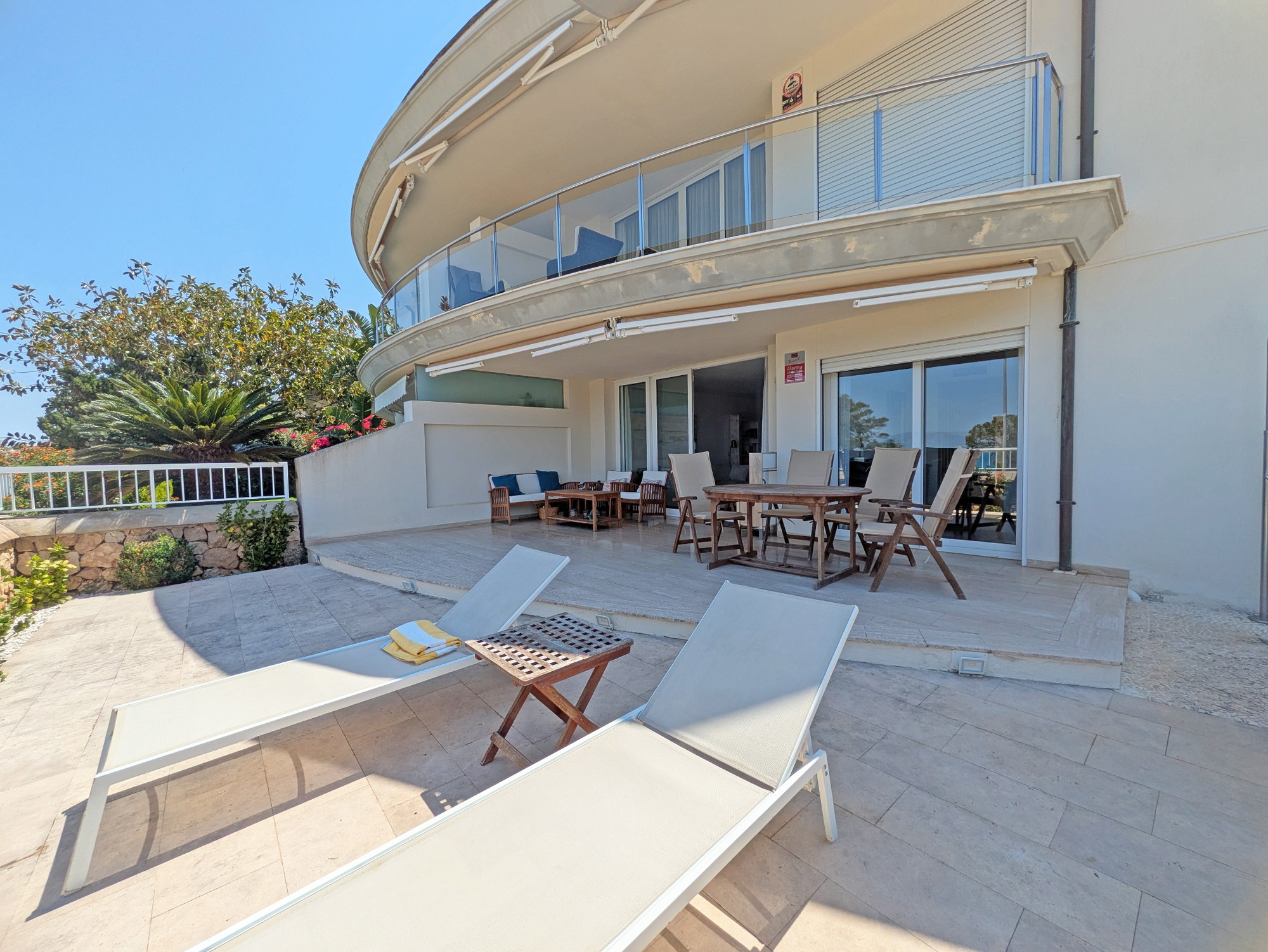 Beautiful ground-floor with direct access to the coast-4