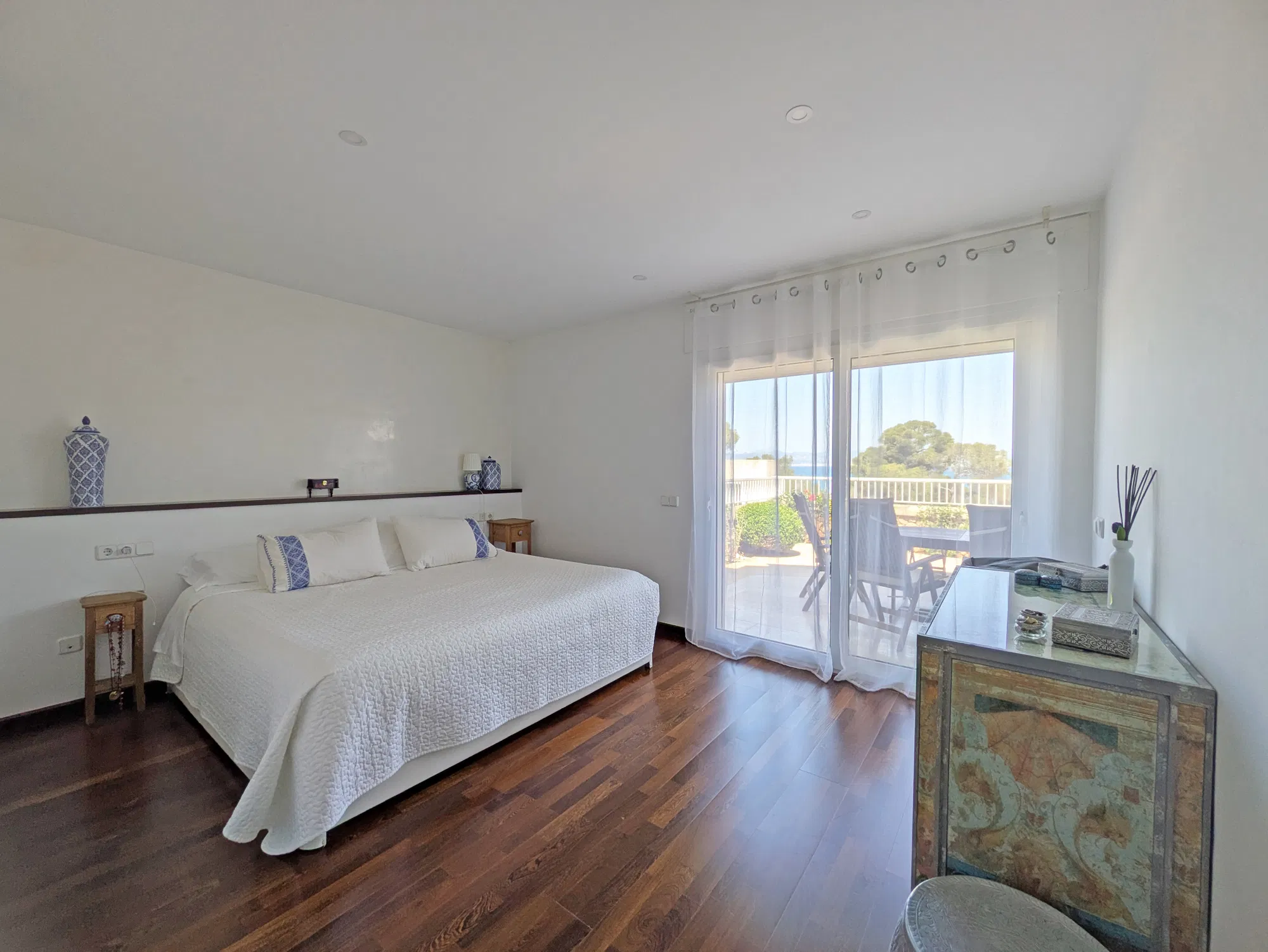 Beautiful ground-floor with direct access to the coast-10