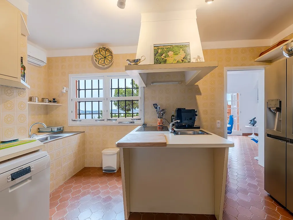 Villa met zeezicht in Cala Fornells-3