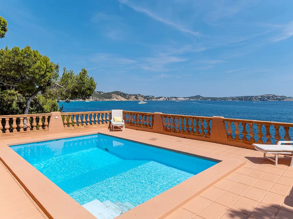 Villa met zeezicht in Cala Fornells-1