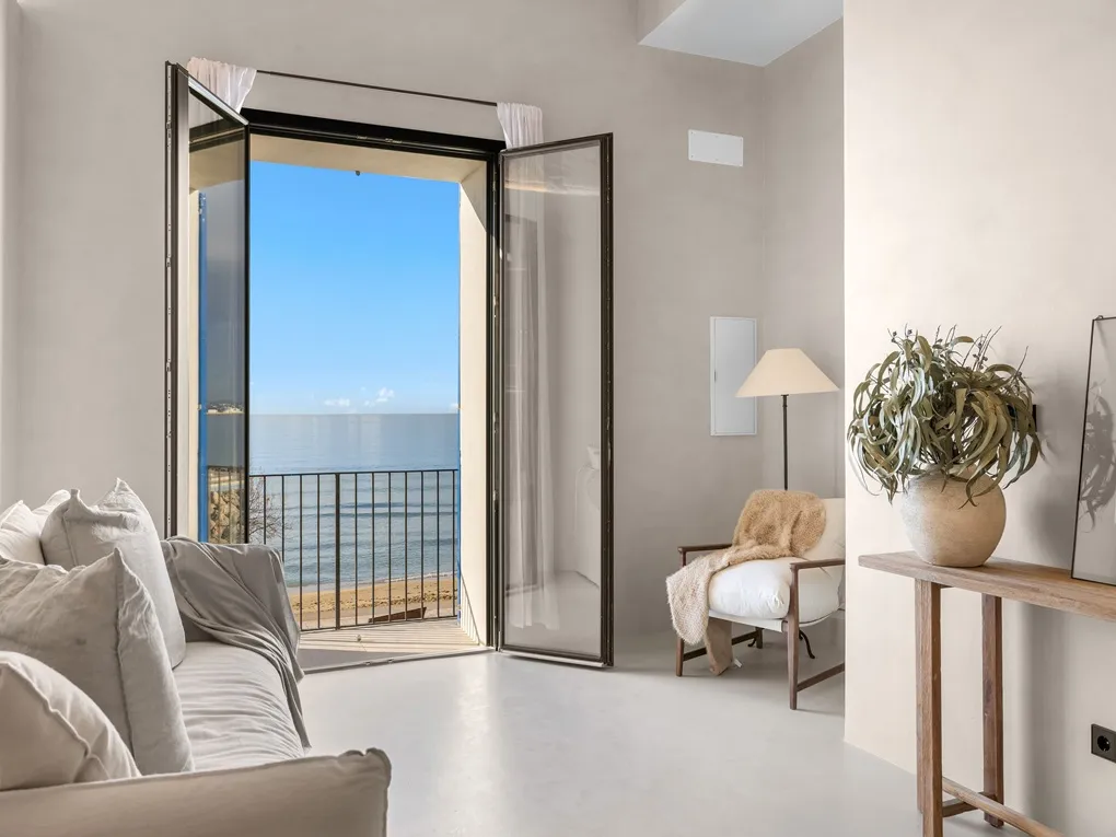 Luxury seafront apartment-1